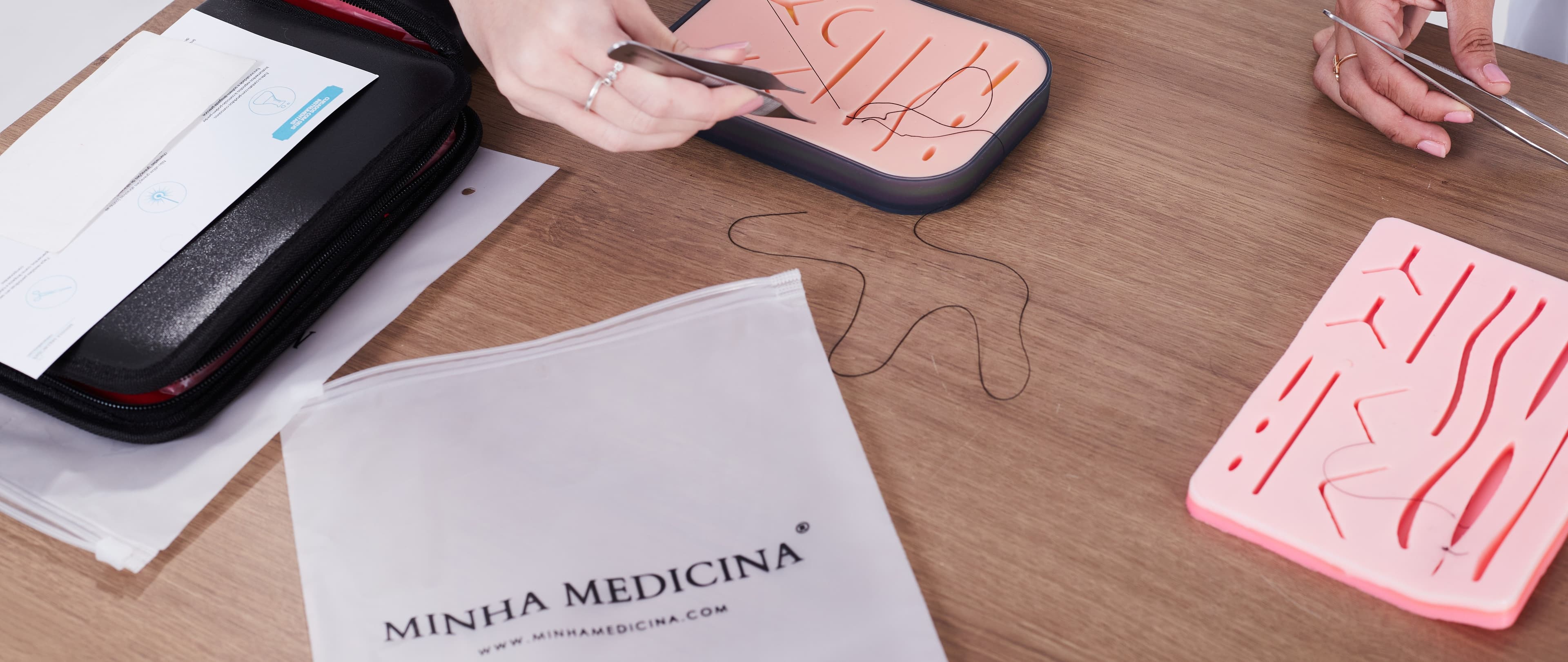 Materiais Minha Medicina dispostos sobre a mesa de trabalho
