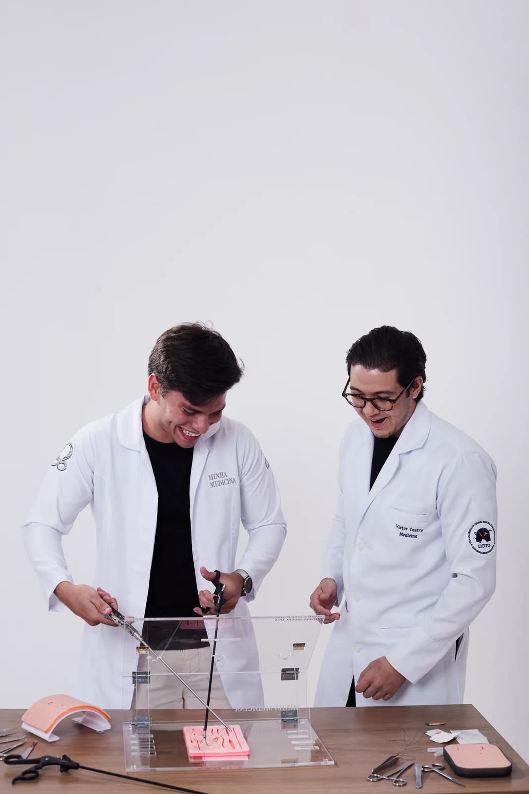 Estudante de medicina treinando videocirurgia no simulador LapTrainer da Minha Medicina