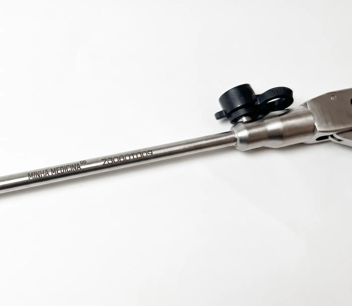 Porta-Agulhas Reto 5mm: Porta-Agulhas, detalhe da haste 5mm × 330mm em aço inox com cremalheira