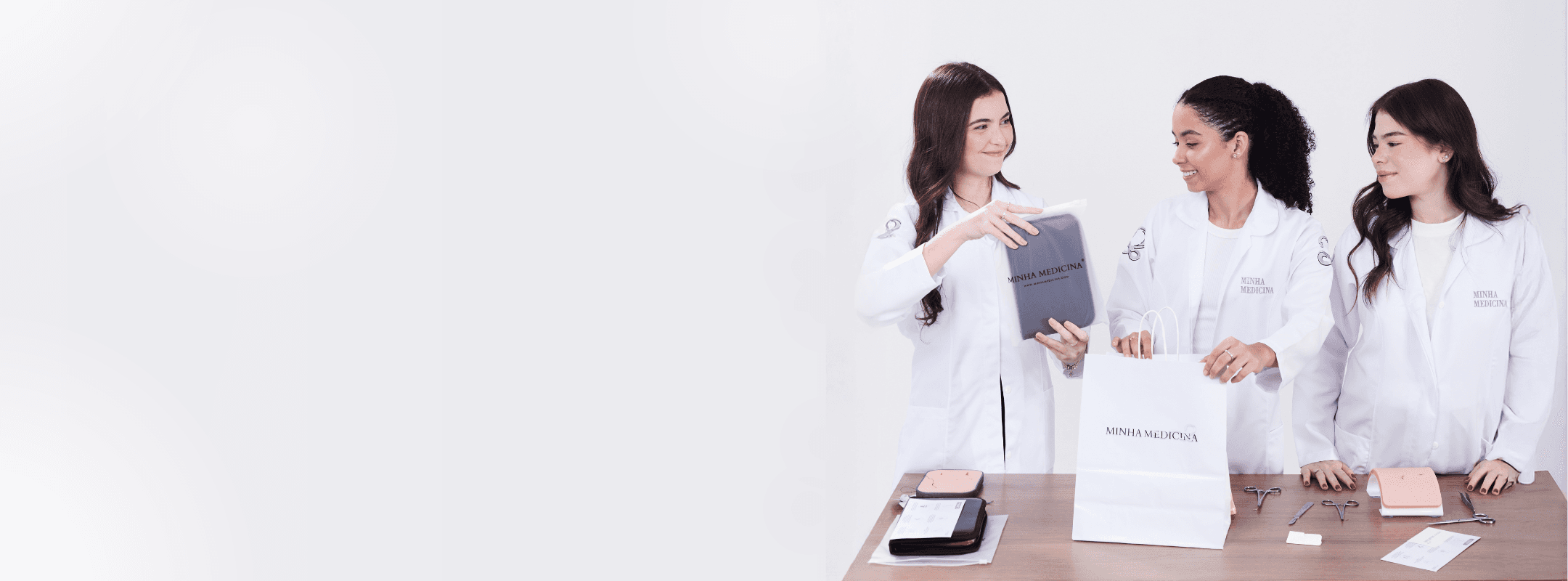 Equipe Minha Medicina apresentando simuladores cirúrgicos para treinamento médico
